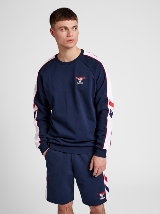 hmlIC DURBAN SWEATSHIRT, PEACOAT, model