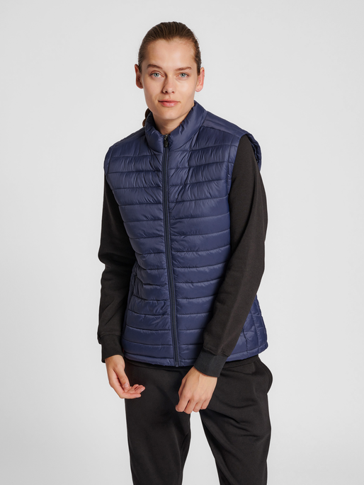 hmlRED QUILTED WAISTCOAT WOMAN, MARINE, model