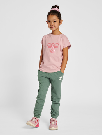 hmlNUTTIE PANTS, LAUREL WREATH, model