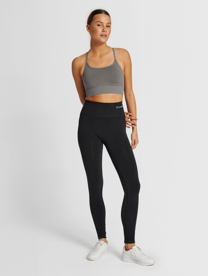 hmlTIFFY SEAMLESS SPORTS TOP, CHARCOAL GRAY, model