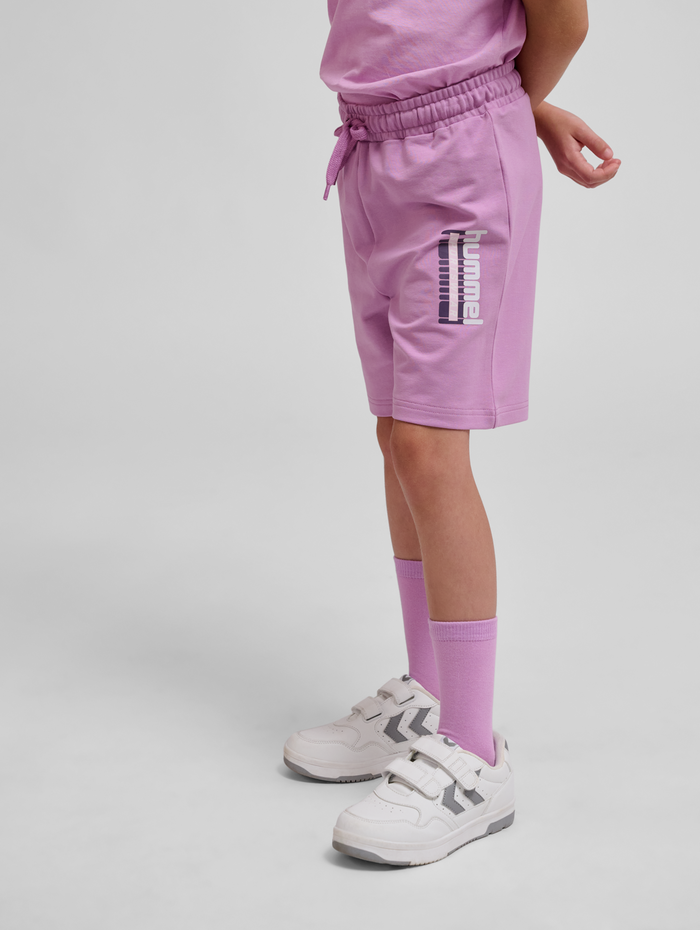 hmlTUKAS SHORTS, SMOKY GRAPE, model