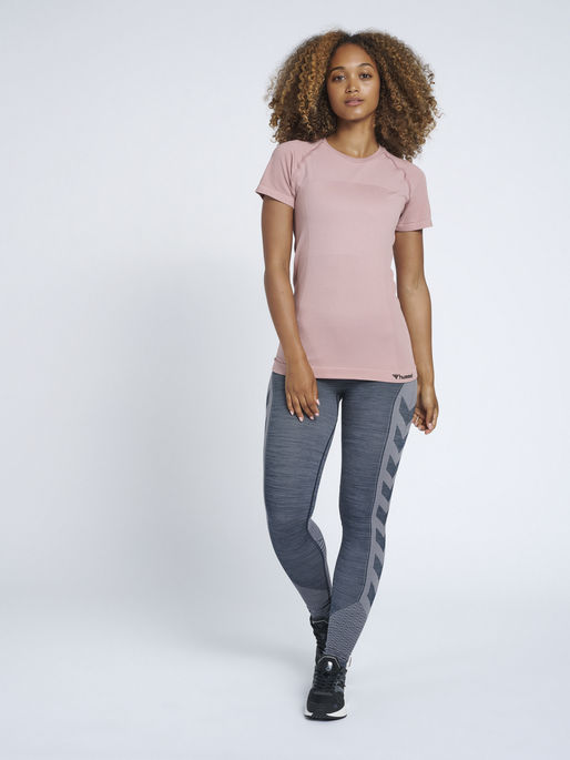 hmlCLEA SEAMLESS T-SHIRT, WOODROSE, model