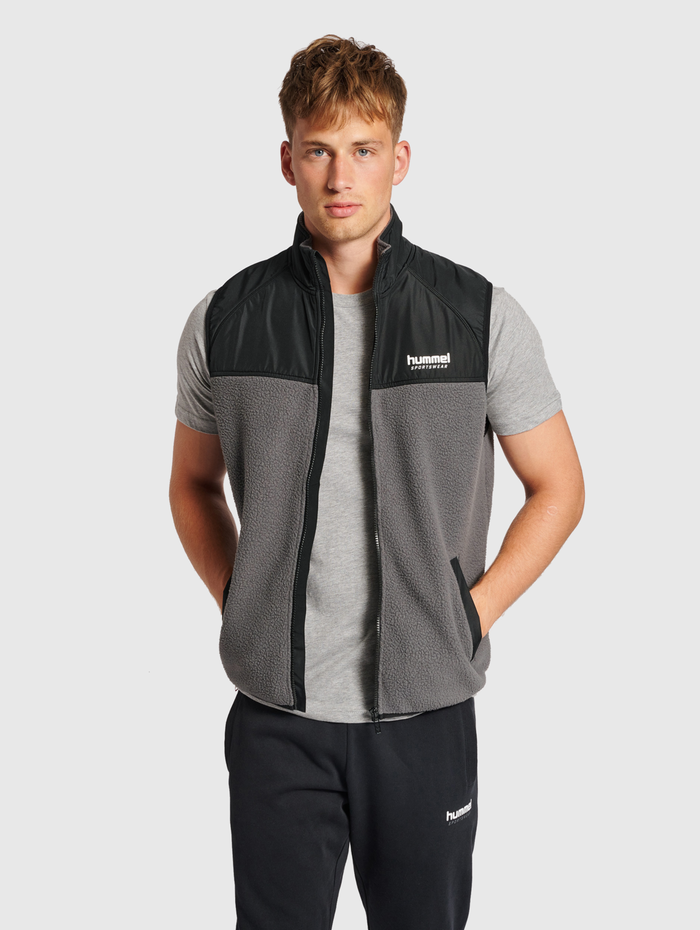 hmlLGC CHARLEY FLEECE WAISTCOAT, BLACKENED PEARL, model