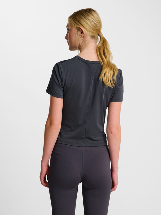 hmlYOGA WRAP W T-SHIRT S/S, EBONY, model