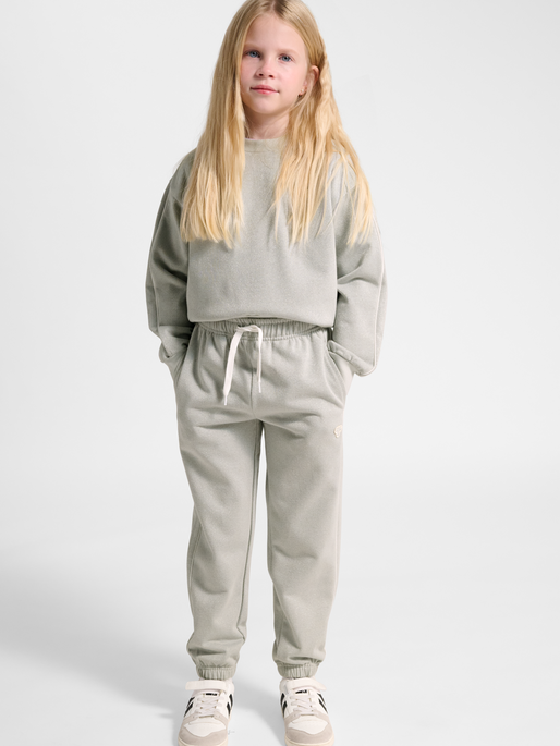 hmlJR LOOSE GLITTER SWEATPANT, HIGH RISE, model