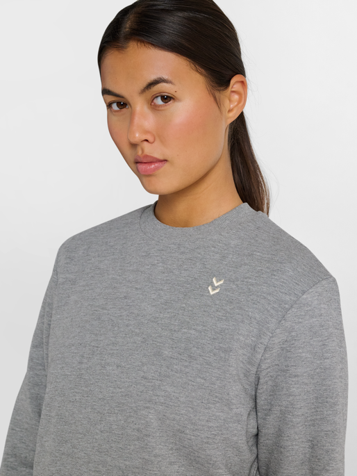 hmlPULSE W SWEAT CREWNECK, GREY MELANGE, model