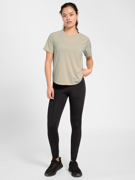 hmlVANJA TECH T-SHIRT S/S, OVERCAST, model