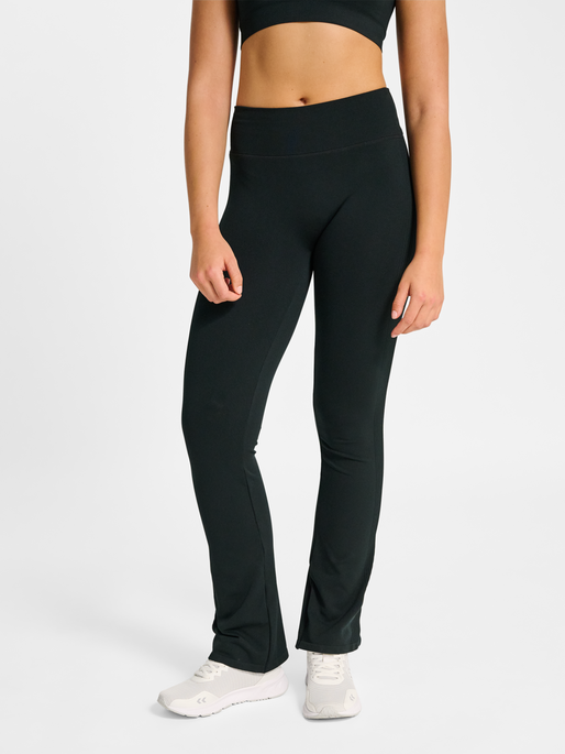 hmlHIIT SEAMLESS FLARE TIGHTS, BLACK, model
