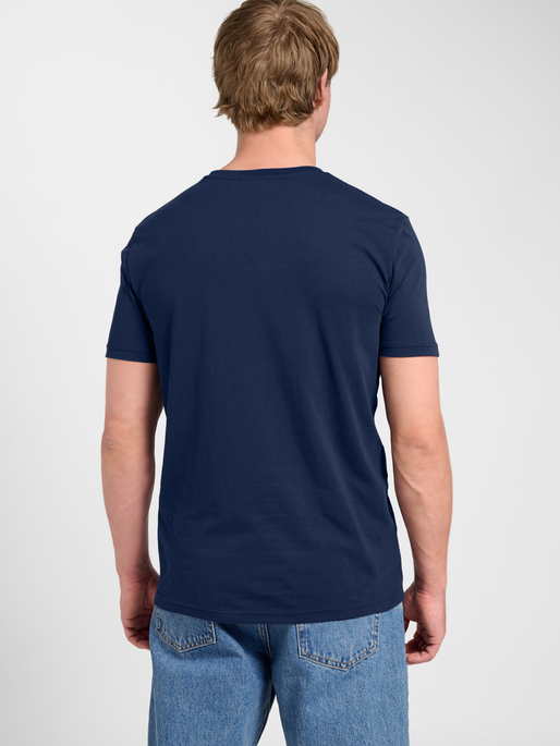 hmlPULSE GRAPHIC T-SHIRT S/S, DRESS BLUES, model