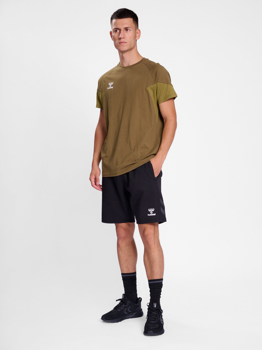 hmlTRAVEL SHORTS, BLACK, model