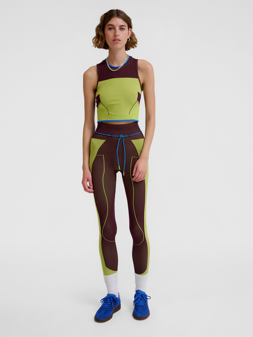 hmlSEAMLESS TOP, LETTUCE GREEN, model