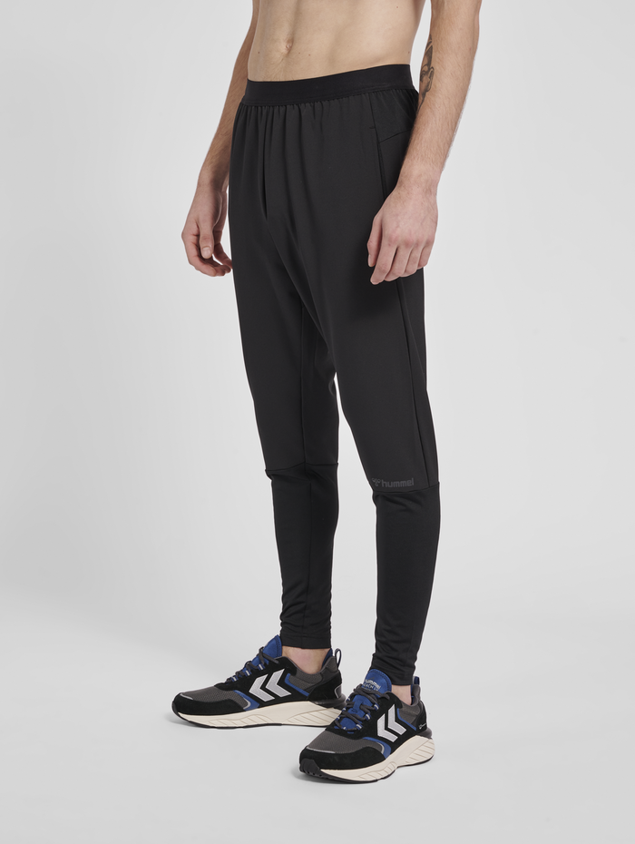 hmlMT DRAGON HYBRID TAPERED PANTS, BLACK, model