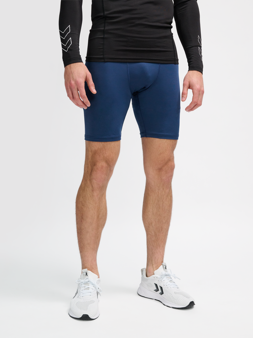 hmlTE TOPAZ TIGHT SHORTS, INSIGNIA BLUE, model