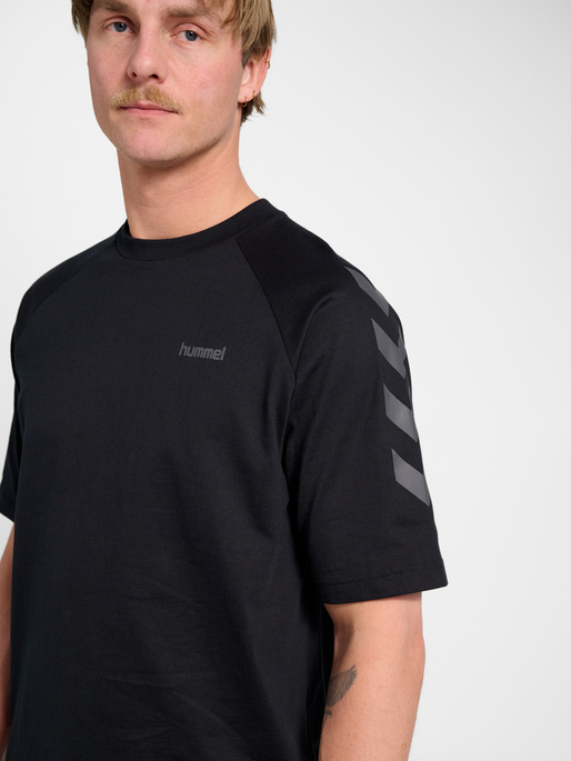 hmlKEEPER CHEVRON T-SHIRT S/S, BLACK, model