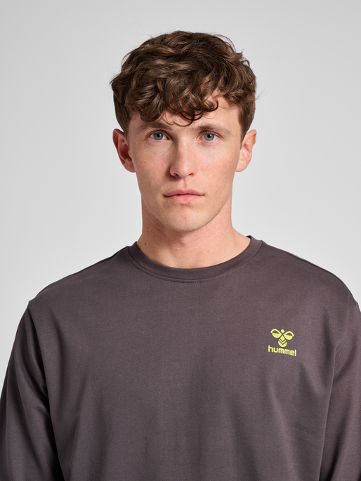 hmlOFFGRID COTTON SWEATSHIRT, FORGED IRON, model