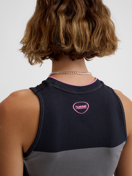 hmlSEAMLESS TOP, SHARKSKIN, model