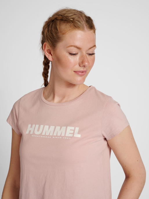 hmlLEGACY WOMAN CROPPED T-SHIRT, CHALK PINK, model