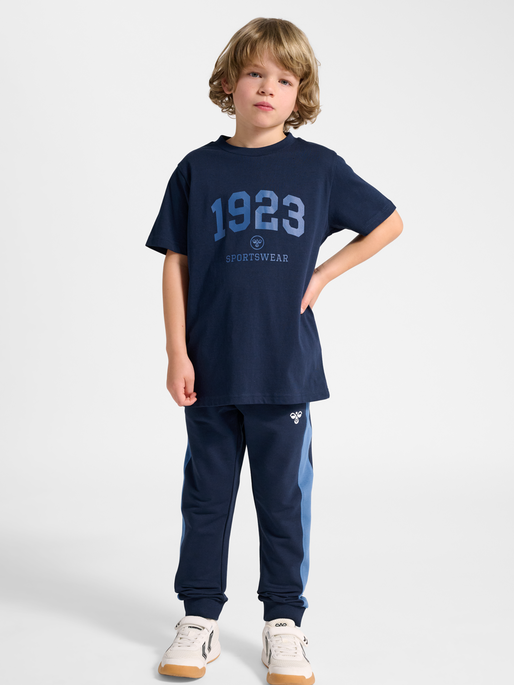 hmlJR GRAPHIC 1923 T-SHIRT S/S, DRESS BLUES, model