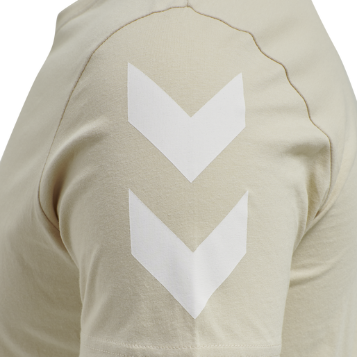 hmlLEGACY CHEVRON T-SHIRT, PUMICE STONE hmlLEGACY CHEVRON T-SHIRT, PUMICE STONE, packshot