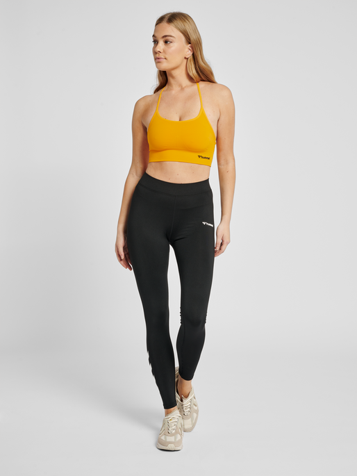 hmlTIFFY SEAMLESS SPORTS TOP, SAFFRON, model