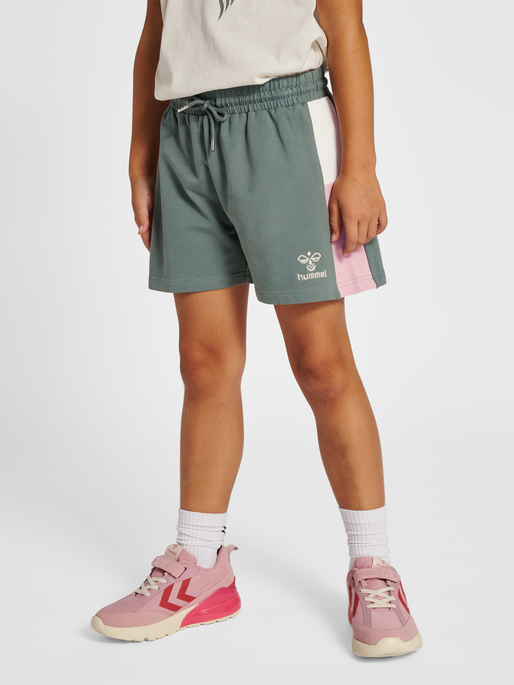 hmlPALOMI SHORTS, 6575, model