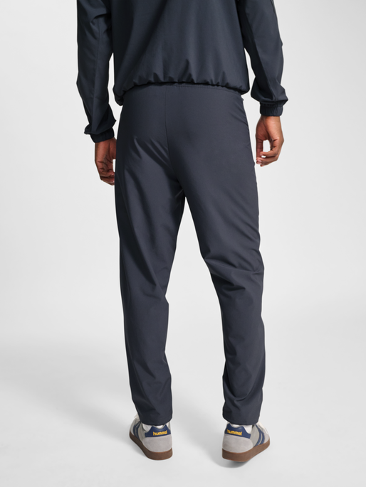 hmlPULSE WOVEN PANTS, EBONY, model