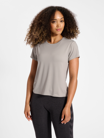 hmlMT AURA MESH T-SHIRT, PALOMA, model