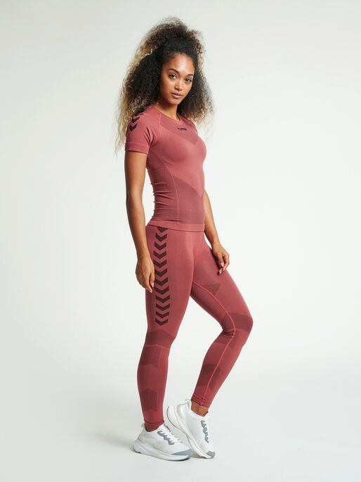 HUMMEL FIRST SEAMLESS JERSEY S/S WOMAN, MARSALA, model