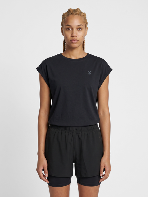 hmlSOFT RELAXED W T-SHIRT S/S, BLACK, model