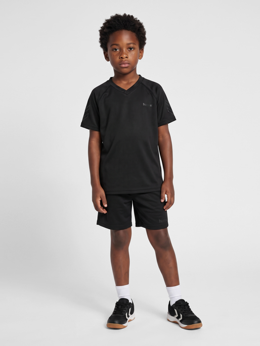 hmlJR REG ACTIVE T-SHIRT S/S, BLACK, model
