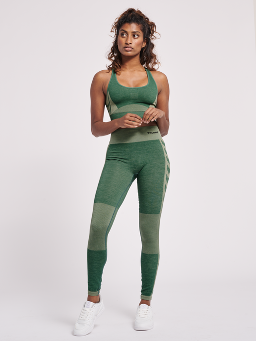 hmlCLEA SEAMLESS  SPORTS TOP, LAUREL WREATH, model