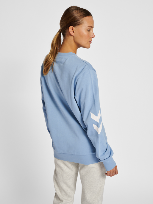 hmlLEGACY SWEATSHIRT, ASHLEY BLUE, model