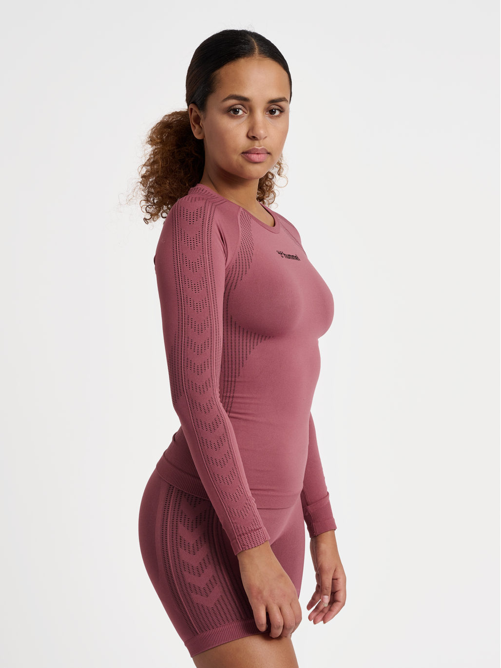 hmlMT SHAPING SEAMLESS T-SHIRT L/S, NOCTURNE, model