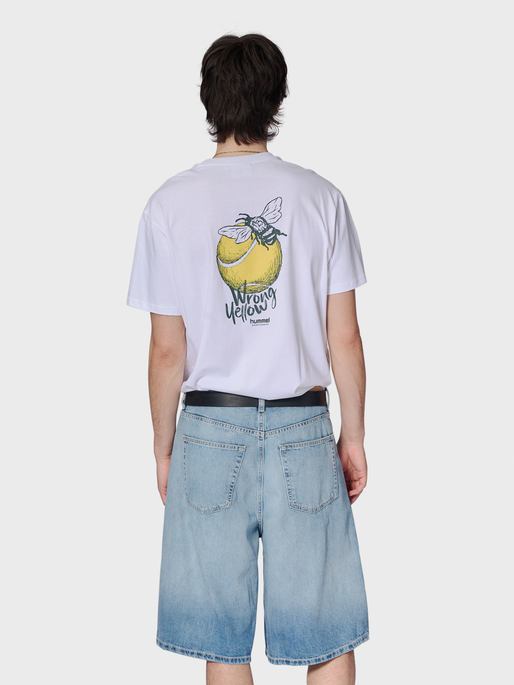 hmlLOOSE T-SHIRT S/S WRONG YELLOW, WHITE, model