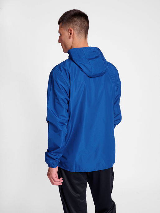 hmlESSENTIAL AW JACKET, TRUE BLUE, model