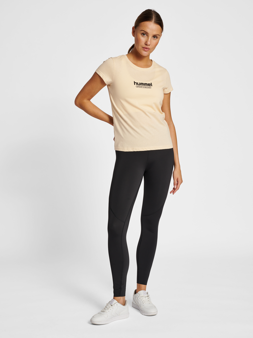 hmlBOOSTER WOMAN T-SHIRT, 8084, model