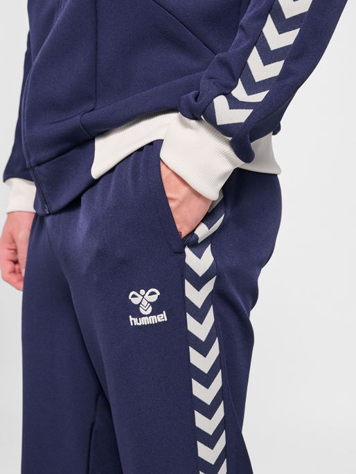 hmlROOT TRACK PANTS, MARINE, model