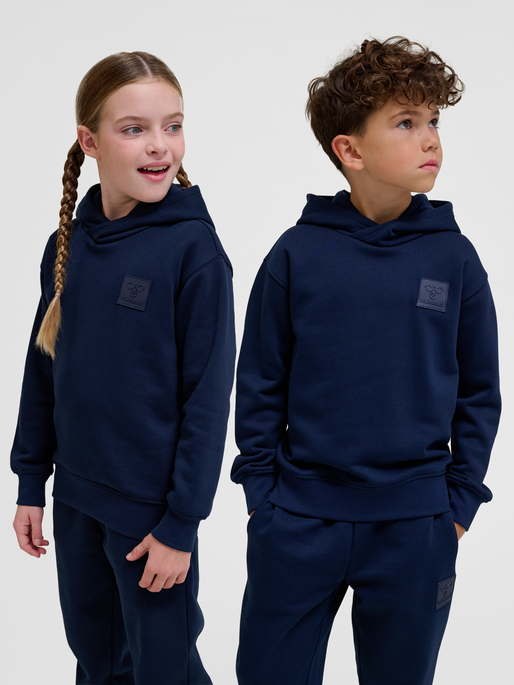 hmlCLEAN HOODIE, BLACK IRIS, model