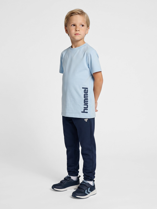 hmlJR REG GRAPHIC T-SHIRT S/S, SKYWAY/DRESS BLUE, model
