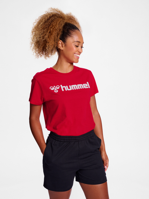 hmlGO 2.0 LOGO T-SHIRT S/S WOMAN, TRUE RED, model