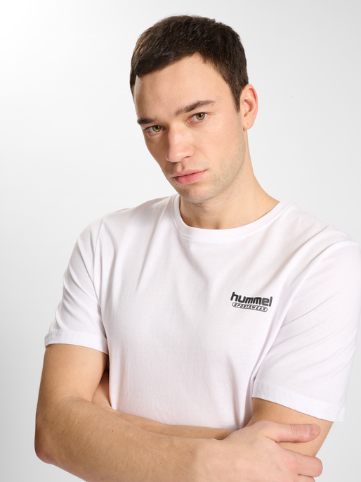 hmlBOOSTER T-SHIRT, WHITE, model