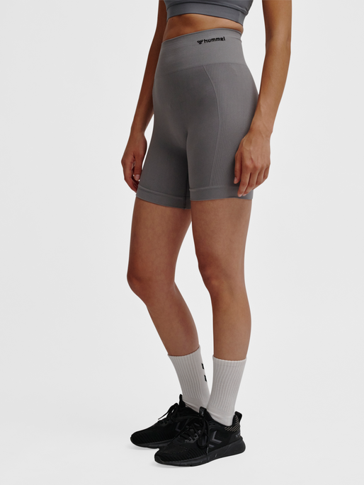 hmlTIF SEAMLESS SHORTS, QUIET SHADE, model