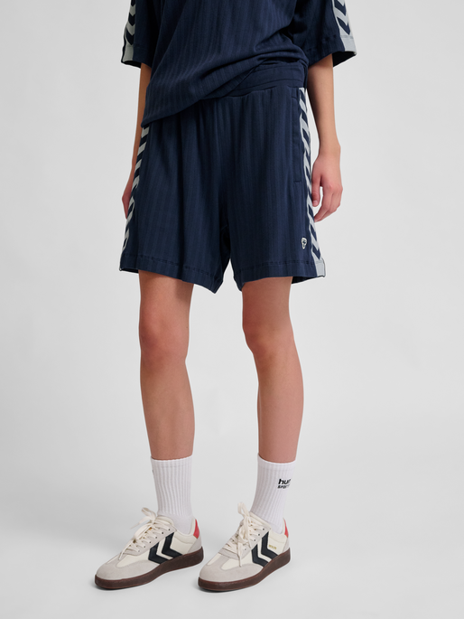 hmlARCHIVE REGULAR SHORTS, BLACK IRIS, model