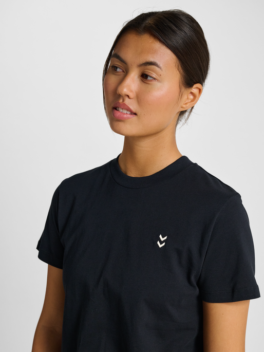 hmlPULSE W T-SHIRT, BLACK hmlPULSE W T-SHIRT, BLACK, model