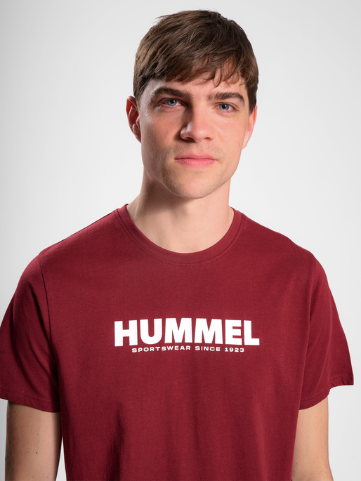 hmlLEGACY T-SHIRT, CABERNET, model