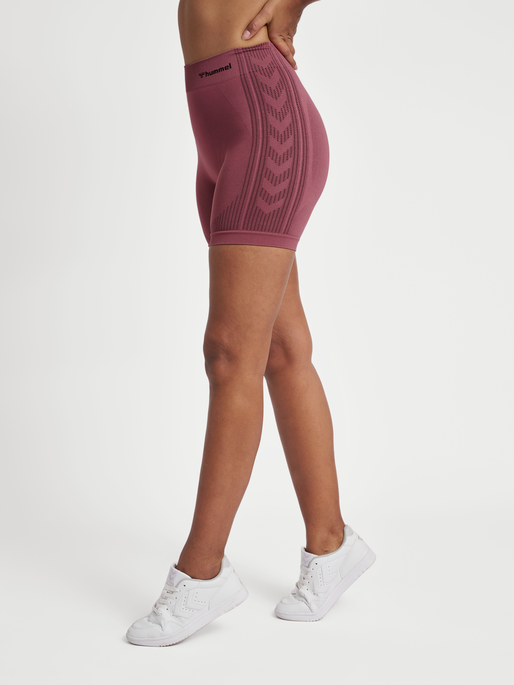 hmlMT SHAPING SEAMLESS MW SHORTS, NOCTURNE, model