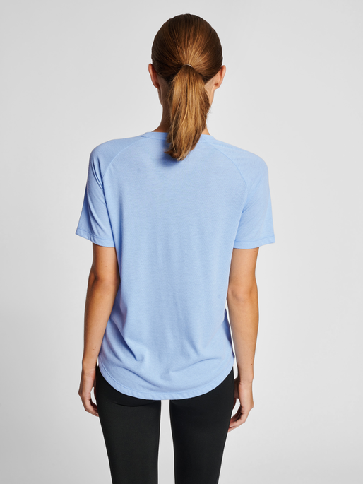 hmlMT VANJA T-SHIRT, PLACID BLUE, model