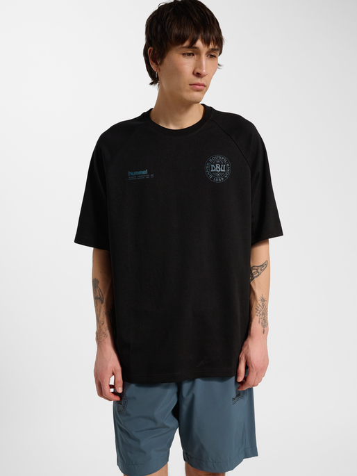 DBU 26 TRAVEL TECH T-SHIRT S/S, BLACK, model