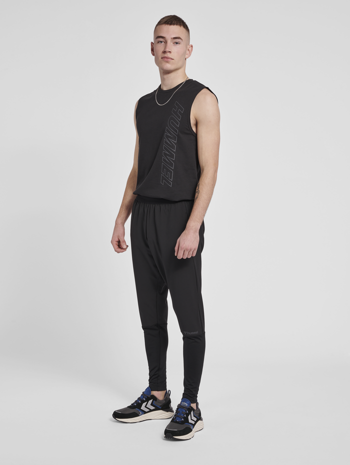 hmlMT DRAGON HYBRID TAPERED PANTS, BLACK, model