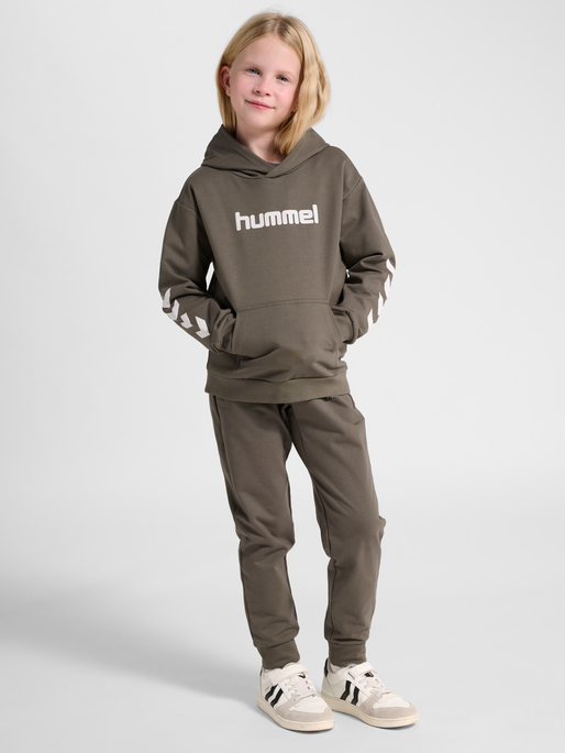 hmlJR LOGO HOODIE, DARK NIGHT, model